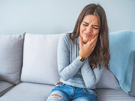 A girl having Tooth sensitivity